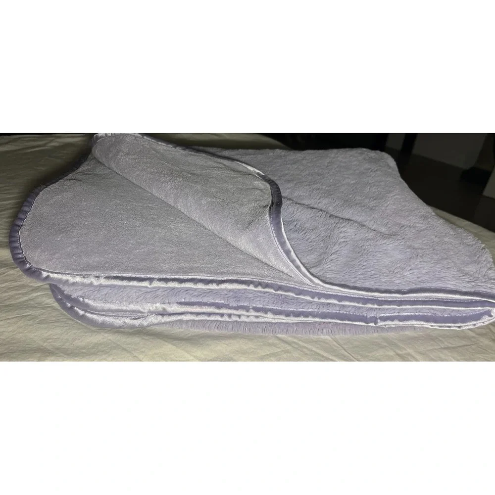 Brookstone NAP Light Purple Travel Blanket Thick 2Ply Throw Satin Trim 40x60 htf